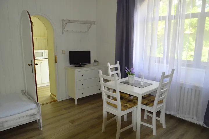 Jídelní stolek u okna s levandulovými závěsy