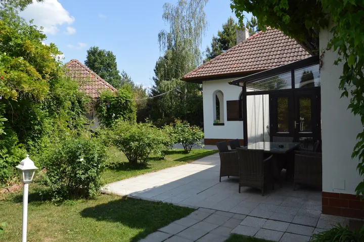 Zahrada a zastřešené posezení na terase